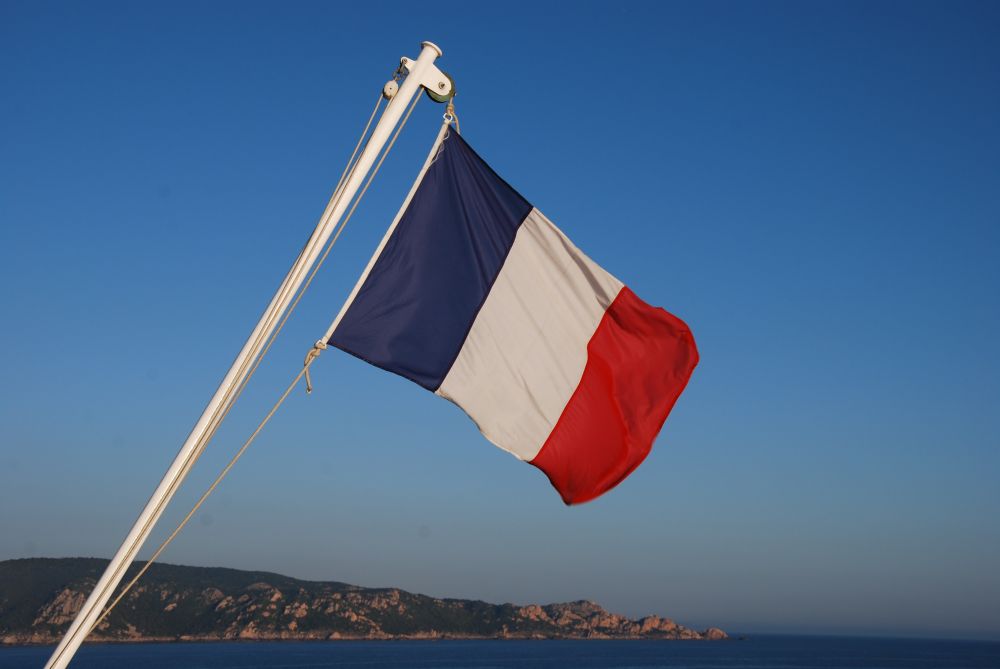 Drapeau français au large de la Corse